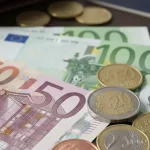 Vodič za mlade: Kako sigurno i povoljno poslati novac roditeljima iz Austrije u BiH